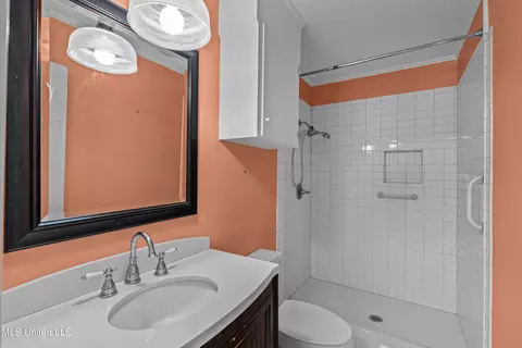 Bath - 1618 Sunset Dr, Canton, MS 39046 photo 1 of 8