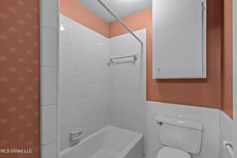 Bath - 1618 Sunset Dr, Canton, MS 39046 photo 7 of 8