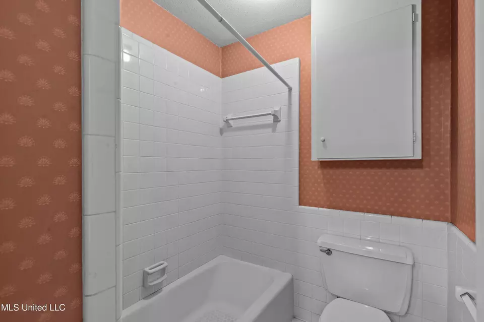 Bath - 1618 Sunset Dr, Canton, MS 39046 photo 7 of 8