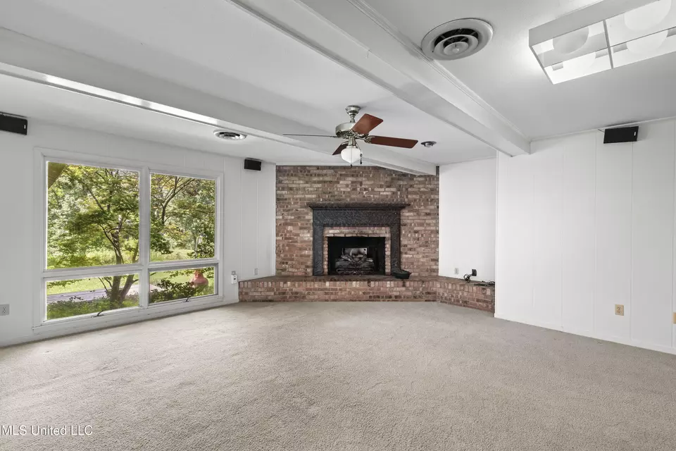 Living - 1618 Sunset Dr, Canton, MS 39046 photo 2 of 7