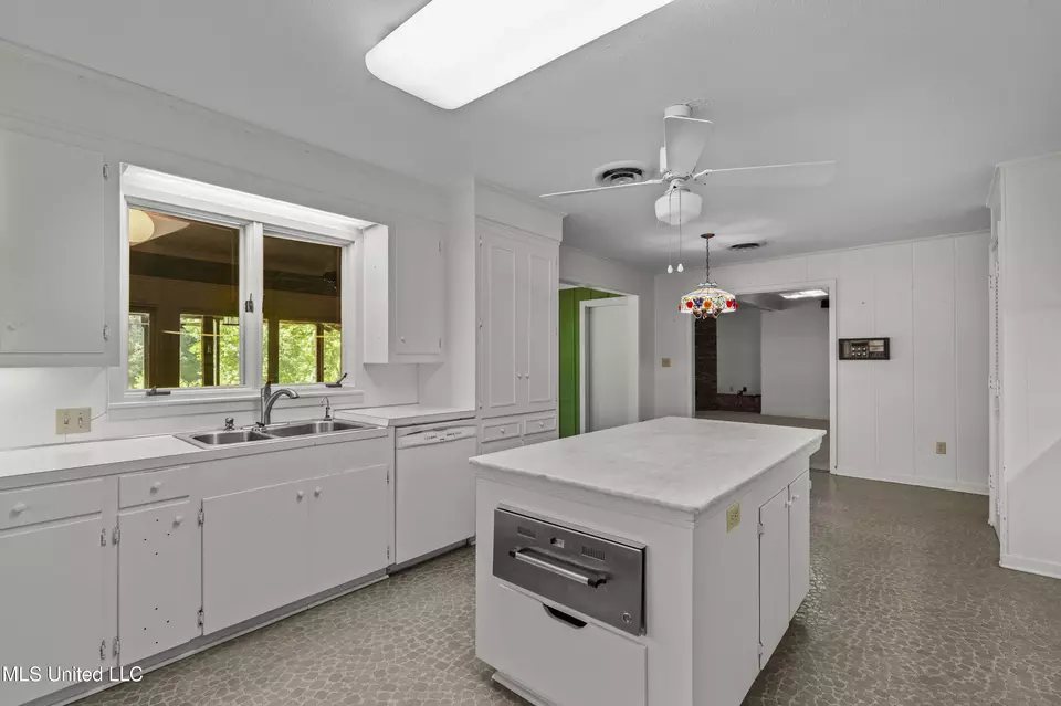 Kitchen - 1618 Sunset Dr, Canton, MS 39046 photo 4 of 8