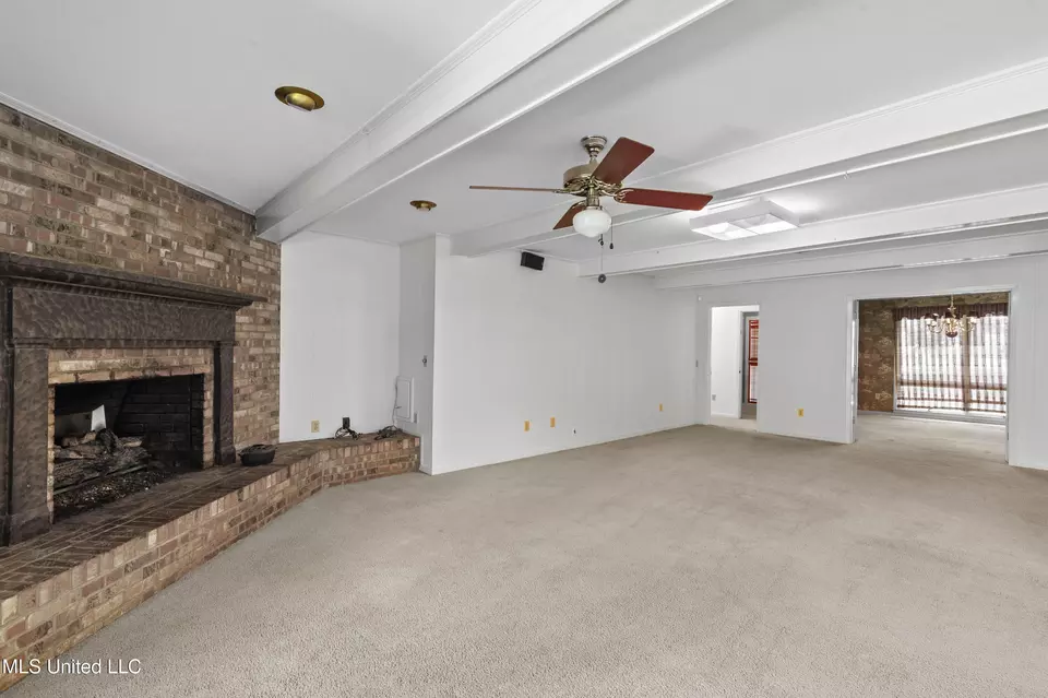 Living - 1618 Sunset Dr, Canton, MS 39046 photo 3 of 7