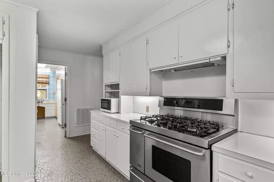 Kitchen - 1618 Sunset Dr, Canton, MS 39046 photo 6 of 8
