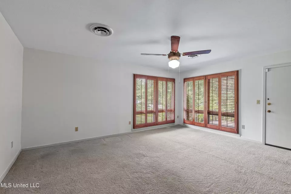 Living - 1618 Sunset Dr, Canton, MS 39046 photo 6 of 7