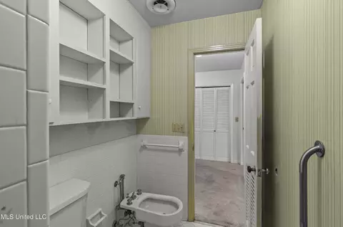 Bath - 1618 Sunset Dr, Canton, MS 39046 photo 5 of 8