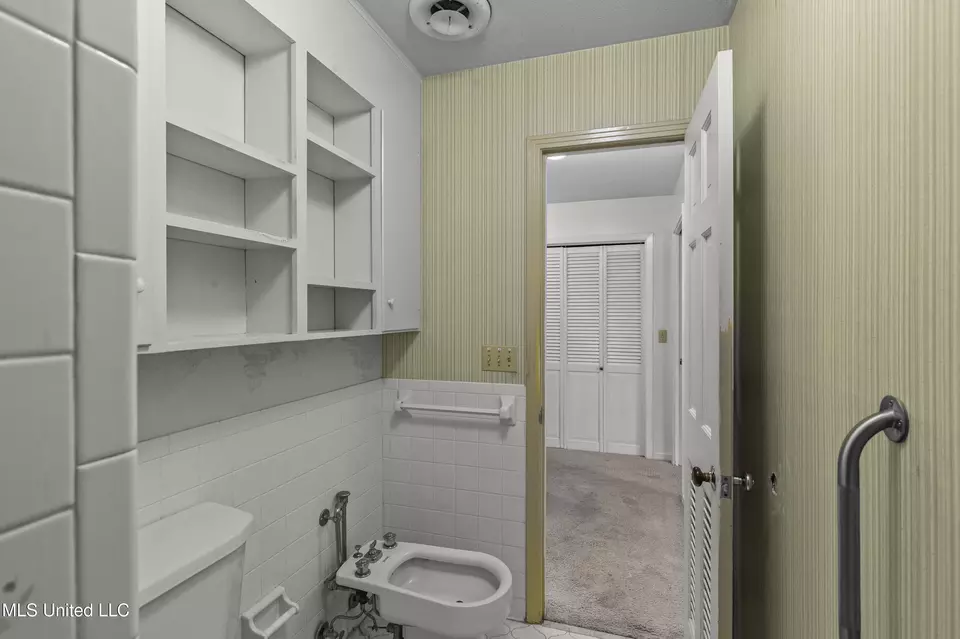 Bath - 1618 Sunset Dr, Canton, MS 39046 photo 5 of 8