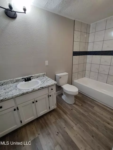 Bath - 3100 Bellview Ave, Moss Point, MS 39563 photo 2 of 2