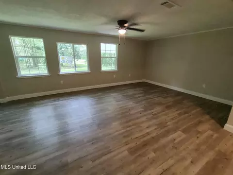 Living - 3100 Bellview Ave, Moss Point, MS 39563 photo 2 of 3