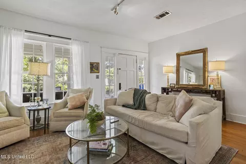 Living - 1021 Euclid Ave, Jackson, MS 39202 photo 2 of 5