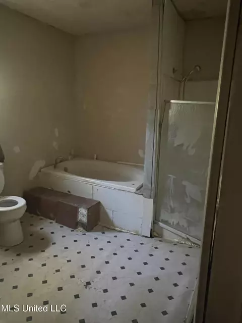 Bath - 1012 Terrace Ave, Jackson, MS 39209 photo 1 of 5