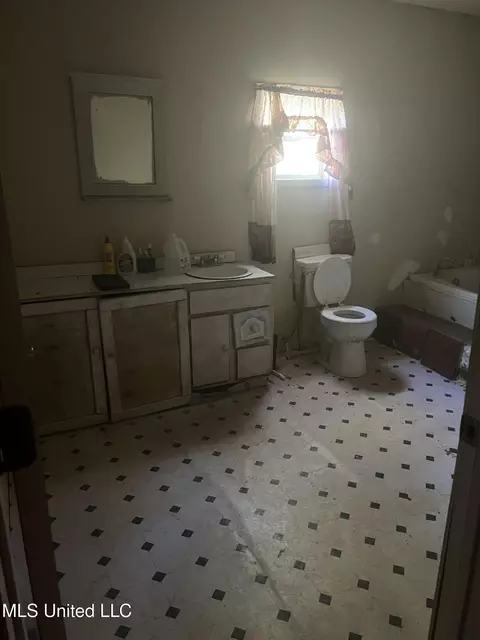 Bath - 1012 Terrace Ave, Jackson, MS 39209 photo 2 of 5