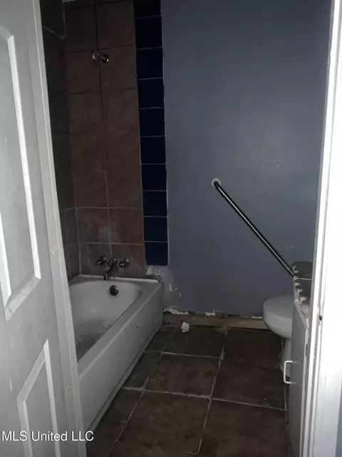 Bath - 1012 Terrace Ave, Jackson, MS 39209 photo 5 of 5