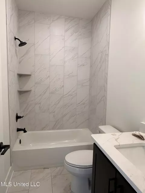 Bath - 1817 Caribe Dr, Nesbit, MS 38651 photo 6 of 8