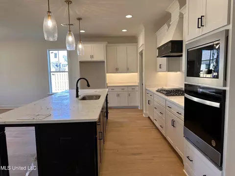 Kitchen - 1817 Caribe Dr, Nesbit, MS 38651 photo 3 of 3