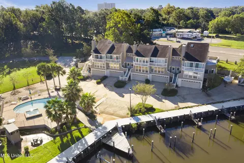 717 Bienville Blvd #B2, Ocean Springs, MS 39564