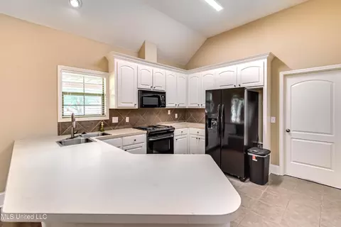 Kitchen - 218 Crescent Ridge Dr, Madison, MS 39110 photo 2 of 5