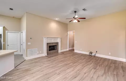 Living - 218 Crescent Ridge Dr, Madison, MS 39110 photo 4 of 9