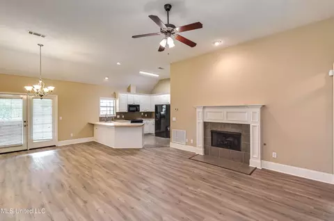 Living - 218 Crescent Ridge Dr, Madison, MS 39110 photo 2 of 9