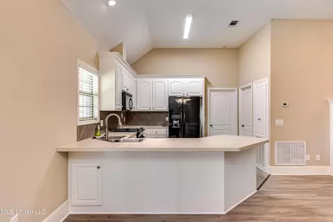 Kitchen - 218 Crescent Ridge Dr, Madison, MS 39110 photo 1 of 5