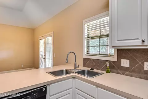 Kitchen - 218 Crescent Ridge Dr, Madison, MS 39110 photo 4 of 5