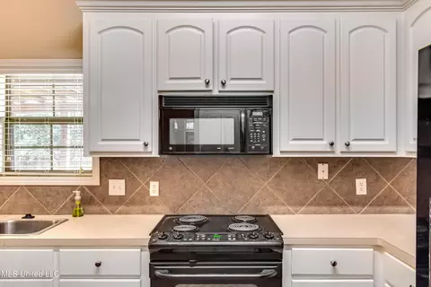 Kitchen - 218 Crescent Ridge Dr, Madison, MS 39110 photo 3 of 5