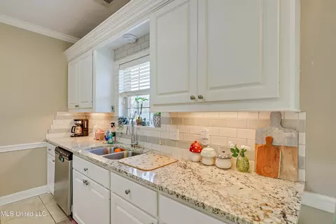 Kitchen - 705 Prominence Dr, Flowood, MS 39232 photo 3 of 4