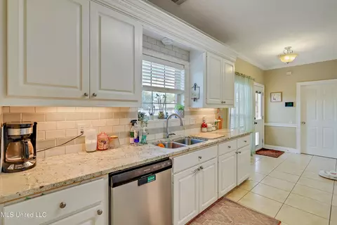 Kitchen - 705 Prominence Dr, Flowood, MS 39232 photo 4 of 4