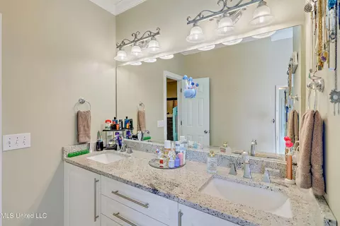Bath - 705 Prominence Dr, Flowood, MS 39232 photo 2 of 4