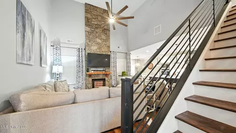 Entry Way - 1717 W Keenlan Dr, Hernando, MS 38632 photo 2 of 10