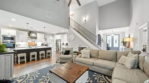 Entry Way - 1717 W Keenlan Dr, Hernando, MS 38632 photo 6 of 10