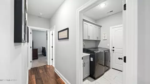 Entry Way - 1717 W Keenlan Dr, Hernando, MS 38632 photo 7 of 10