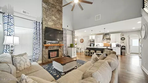 Entry Way - 1717 W Keenlan Dr, Hernando, MS 38632 photo 5 of 10