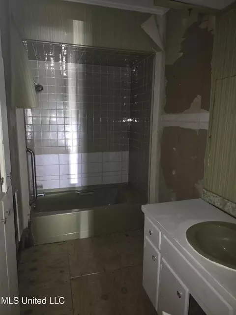 Bath - 539 Erie St, Jackson, MS 39203 photo 1 of 2