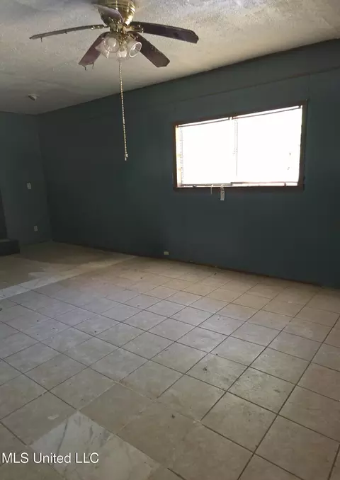 Living - 539 Erie St, Jackson, MS 39203 photo 2 of 2