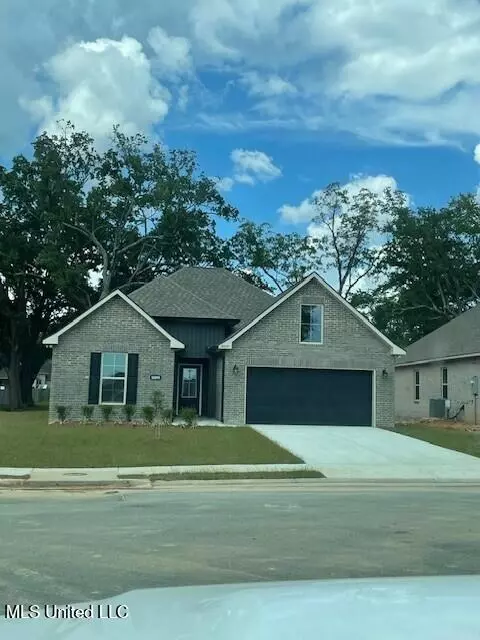 18095 Lakeshore Dr, Gulfport, MS 39503