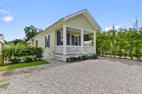 307 Saint George St, Bay Saint Louis, MS 39520