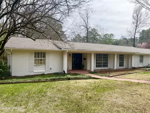 4810 Shadowwood Dr, Jackson, MS 39211