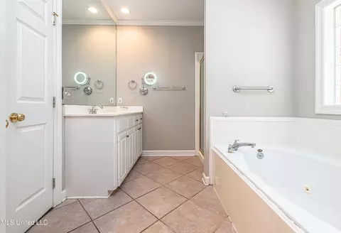 Bath - 5984 Libby Ln, Jackson, MS 39211 photo 6 of 8