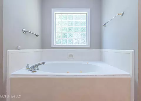 Bath - 5984 Libby Ln, Jackson, MS 39211 photo 4 of 8
