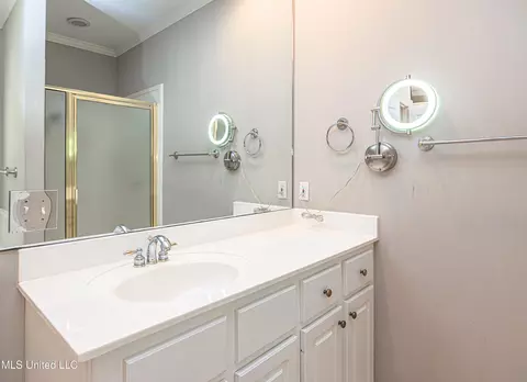 Bath - 5984 Libby Ln, Jackson, MS 39211 photo 8 of 8