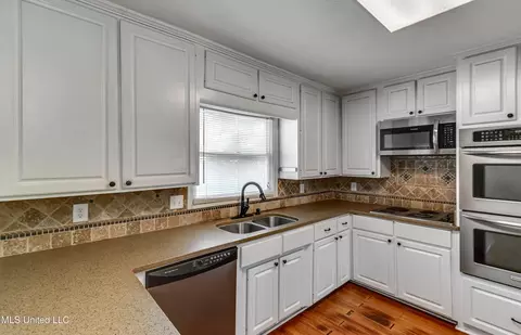 Kitchen - 223 Haddon Cir, Brandon, MS 39047 photo 3 of 8