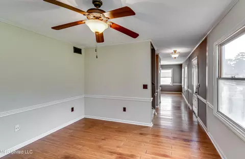 Living - 223 Haddon Cir, Brandon, MS 39047 photo 2 of 8
