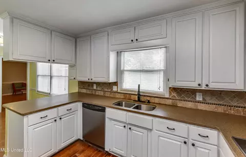 Kitchen - 223 Haddon Cir, Brandon, MS 39047 photo 4 of 8