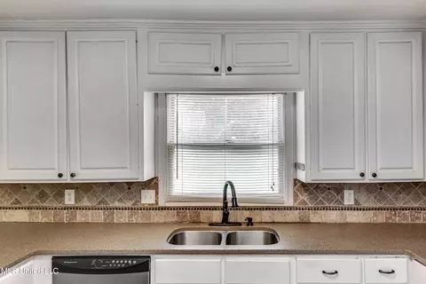Kitchen - 223 Haddon Cir, Brandon, MS 39047 photo 5 of 8
