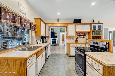Kitchen - 5701 Juniper Dr, Vancleave, MS 39565 photo 3 of 5