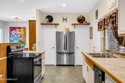 Kitchen - 5701 Juniper Dr, Vancleave, MS 39565 photo 4 of 5