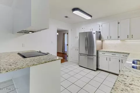 Kitchen - 104 Hunter Ct, Madison, MS 39110 photo 3 of 4
