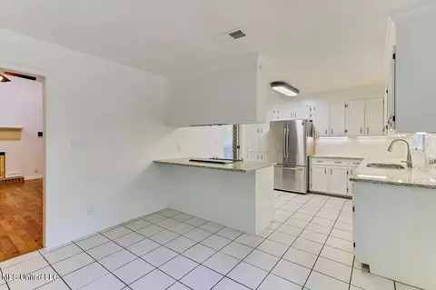 Kitchen - 104 Hunter Ct, Madison, MS 39110 photo 4 of 4