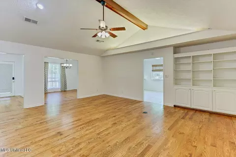 Living - 104 Hunter Ct, Madison, MS 39110 photo 3 of 4