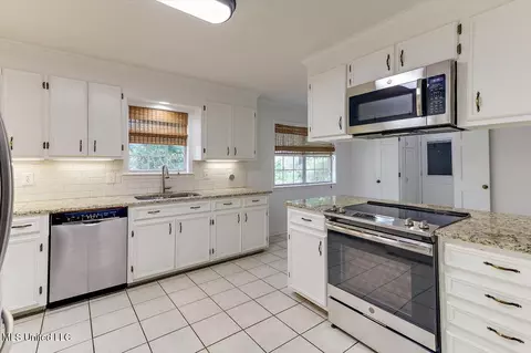 Kitchen - 104 Hunter Ct, Madison, MS 39110 photo 2 of 4